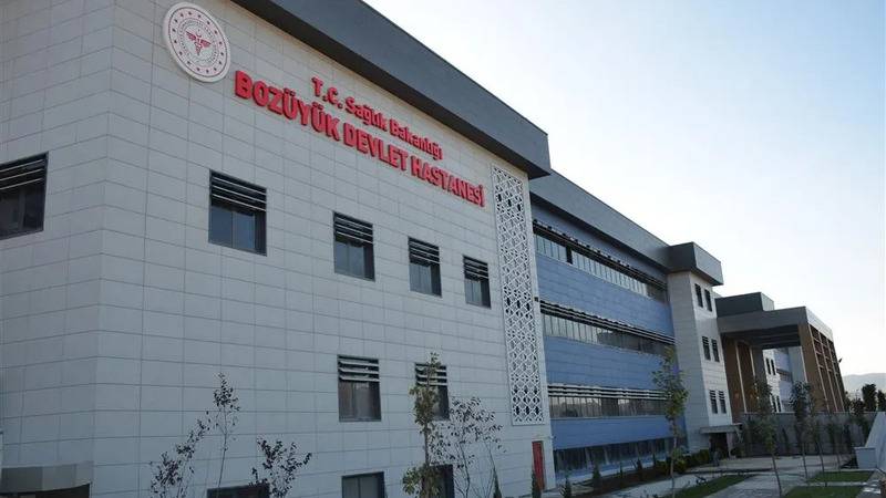bozuyuk devlet hastanesinde hakkinda sorusturma yurutulen beyin cerrahinin 455 sayfalik rapora ragmen goreve devam ettigi ortaya cikti dNqQtPPt