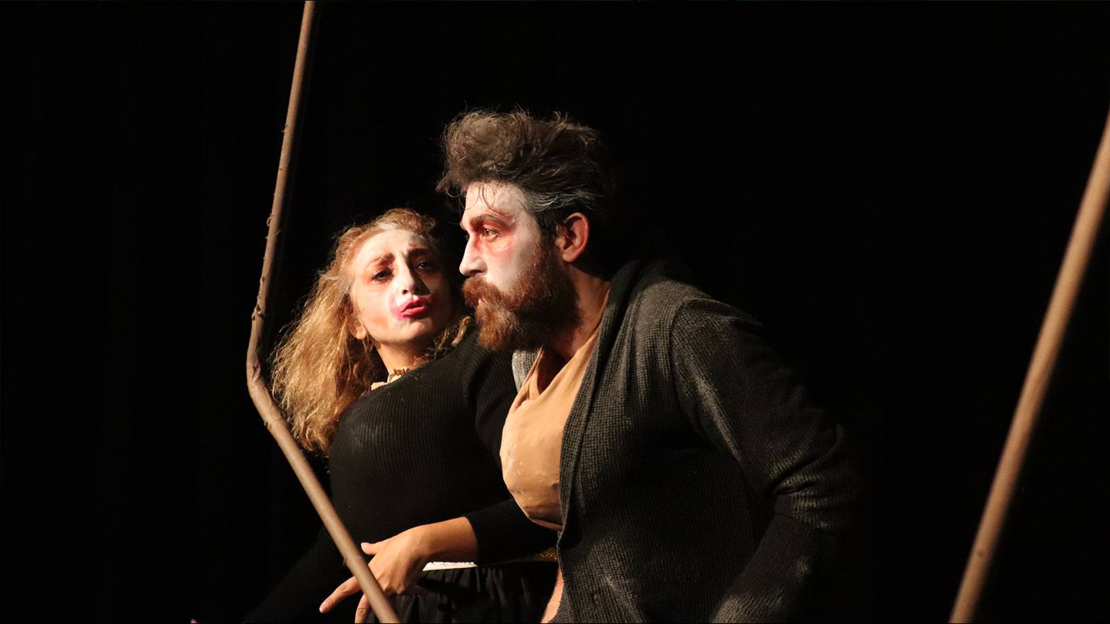 eve donusler oyunu sahnelenmeye devam ediyor Ny4kDttH