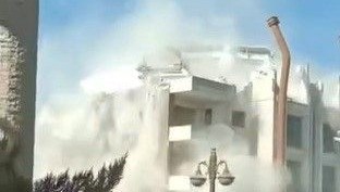 hatayda yikim dokuz katli bina is makinesiyle yikildi dn9v5zFH