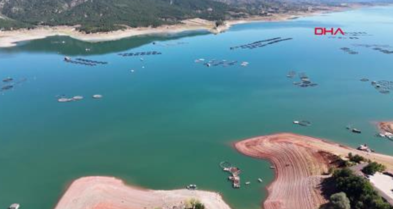 sular cekildi barajin ortasindaki kayalik ortaya cikti Txnp3wKX