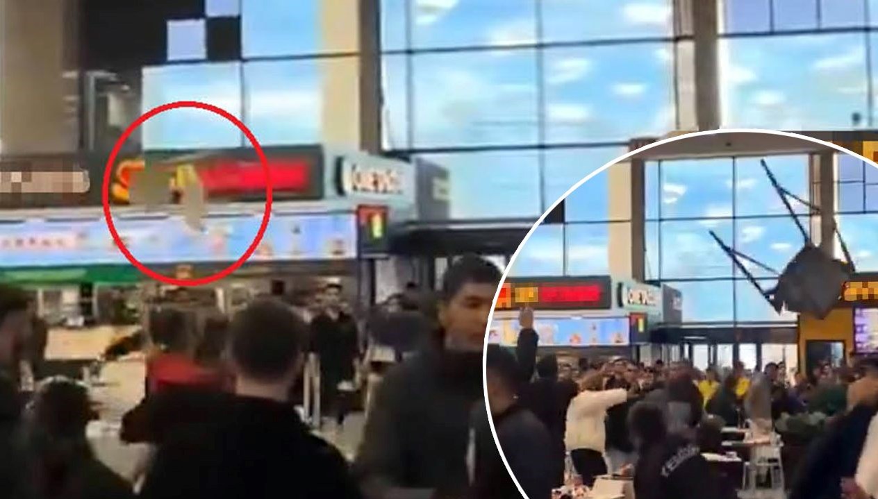 avmde yemek kati karisti sandalyeler havada ucustu JDE78JAX.jpg