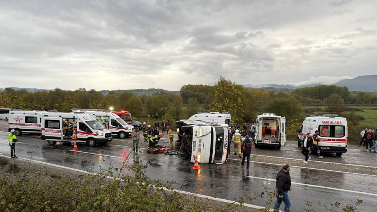 bartinda korkunc kaza isci servisi devrildi olu ve yaralilar var yzPu71Ei.jpg