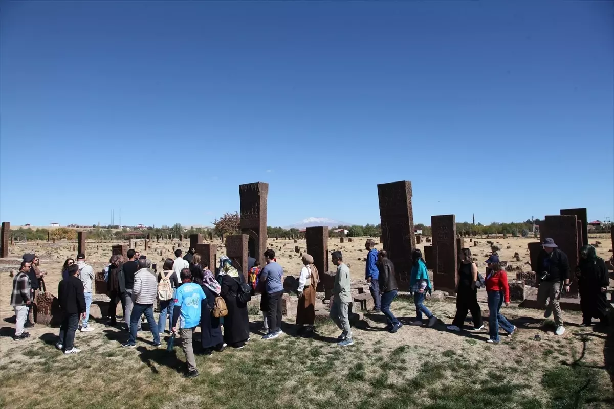 dogaseverler ahlattaki tarihi ve turistik alanlari gezdi IVDFyn3u