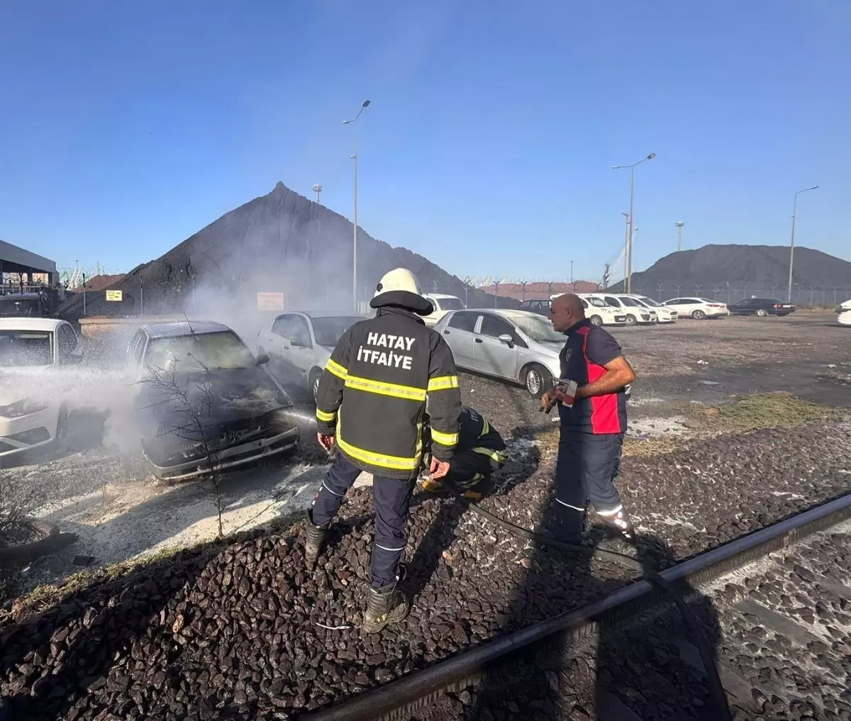 hatayda park halindeki otomobil alevlere teslim oldu HJYivjOT.jpg