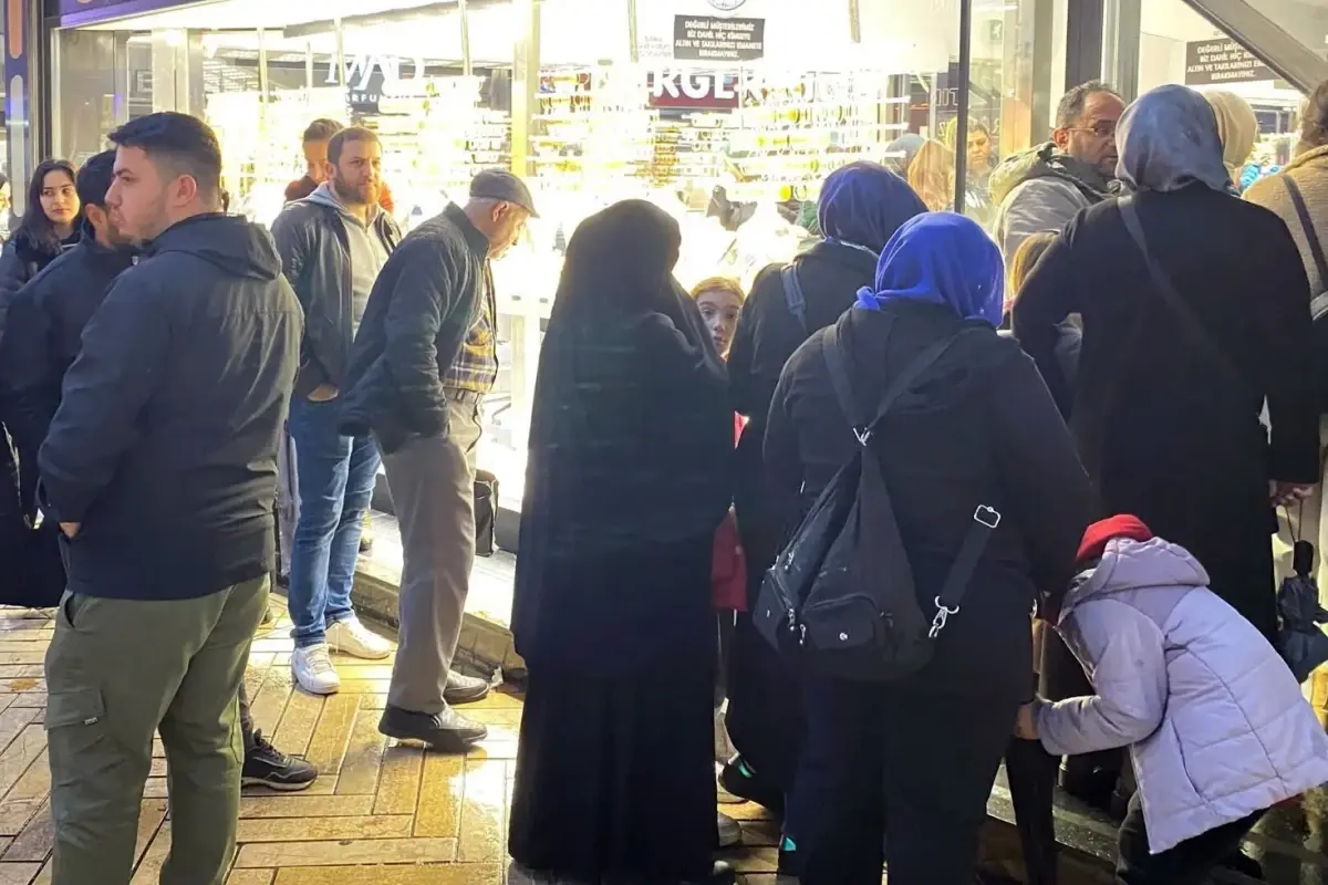 kuyumcularin onunde altin kuyrugu 8bqPqax9.jpg