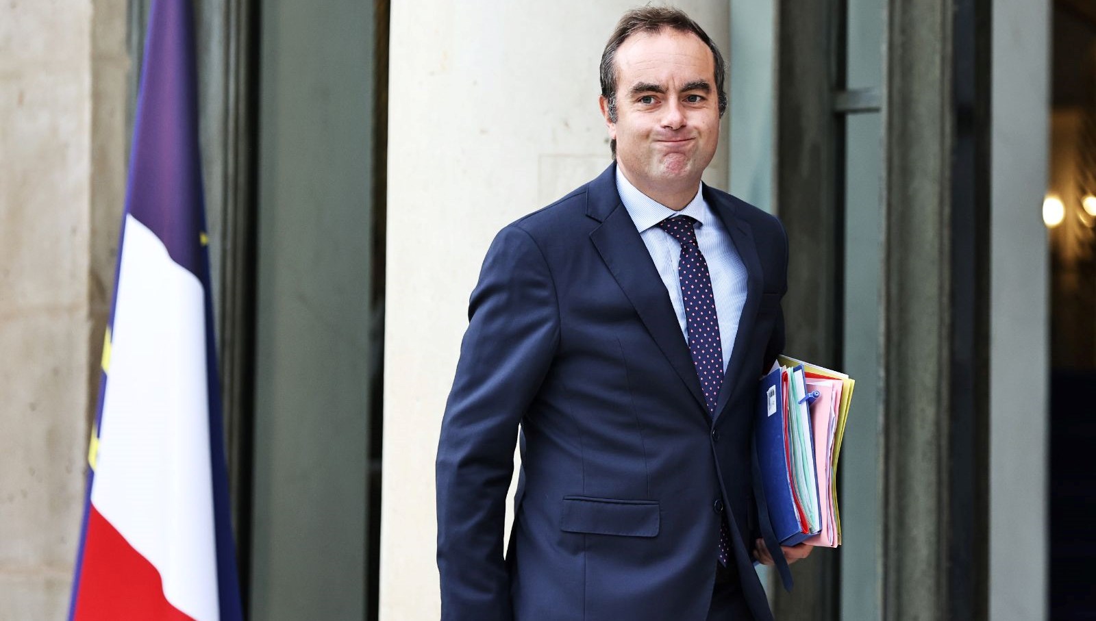 lecornu fransizlari cileden cikaran bu siyasi krize son verilmeli ESUxgWC2