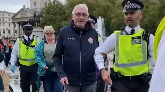 londrada ingiliz polisi gorme engelli gazze destekcisini teror sucundan tutukladi o anlar kamerada Sd2Bpv4q