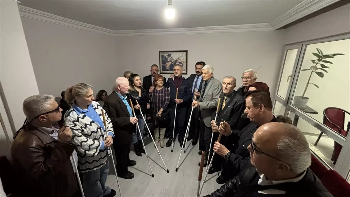 samsunda gorme engellilere beyaz baston dagitildi MuSeJSgf.jpg