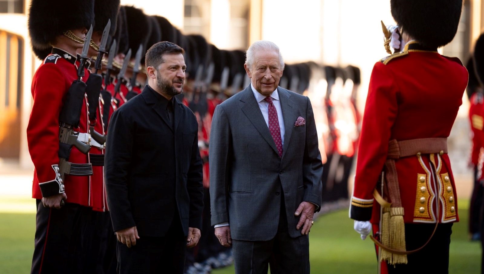 zelenski kral charles tarafindan resmi torenle karsilandi 1HqKvQLR.jpg