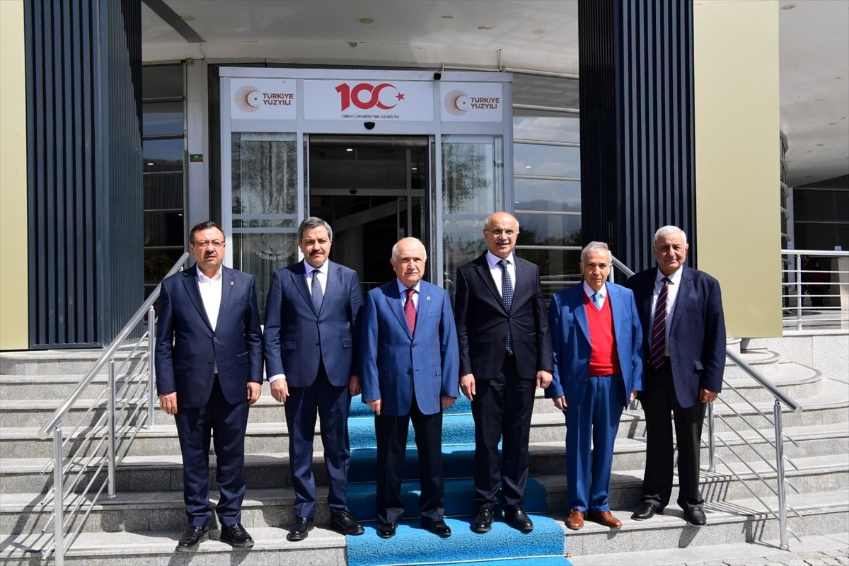 Cemil Çiçek Malatya’da Özal Konferansına Katıldı