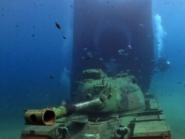 19 Mayıs Kutlamaları: Dalgıçlar Saros’ta Tank Batığında Dev Türk Bayrağıyla Dikkat Çekti