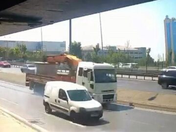 Avcılar’da TIR’ın Çarptığı Motosiklet Kazasında İki Kişi Yaralandı