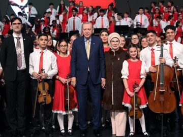 Cumhurbaşkanı Erdoğan, 19 Mayıs Bayramı Etkinlikleri Kapsamında Çocuk Orkestrası ve Korosunu Dinledi