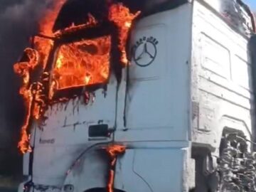 Eyüpsultan’da TIR’da Yangın: Araç Kül Oldu