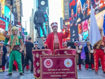 Mehteran Birliği, New York’ta Türk Günü Yürüyüşü Kapsamında Muhteşem Bir Performans Sergiledi